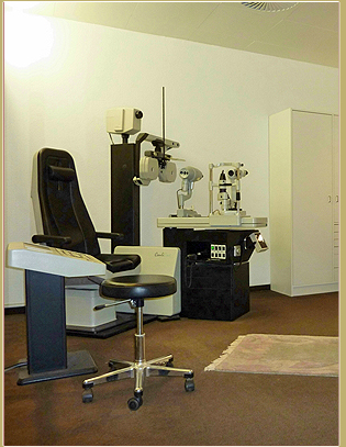 Optik Diermann - Refraktionsraum im Ladengesch�ft in D�sseldorf  auf der Friedrichstra�e 40d - anklicken zum vergr��ern